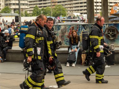 Almanya, Berlin 05 / 14 / 2022. 10. Berlin Yangın Merdivenleri. Koşan itfaiyeciler.