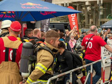 Almanya, Berlin 05 / 14 / 2022. 10. Berlin Yangın Merdivenleri. Koşan itfaiyeciler.