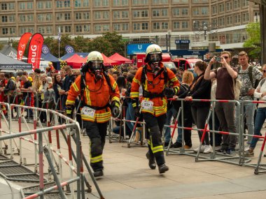 Almanya, Berlin 05 / 14 / 2022. 10. Berlin Yangın Merdivenleri. Koşan itfaiyeciler.