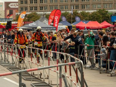 Almanya, Berlin 05 / 14 / 2022. 10. Berlin Yangın Merdivenleri. Koşan itfaiyeciler.