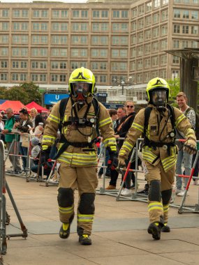 Almanya, Berlin 05 / 14 / 2022. 10. Berlin Yangın Merdivenleri. Koşan itfaiyeciler.