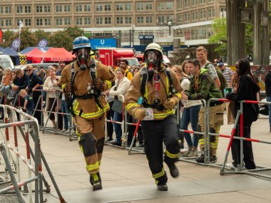Almanya, Berlin 05 / 14 / 2022. 10. Berlin Yangın Merdivenleri. Koşan itfaiyeciler.