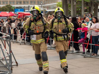 Almanya, Berlin 05 / 14 / 2022. 10. Berlin Yangın Merdivenleri. Koşan itfaiyeciler.