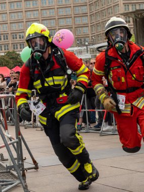 Almanya, Berlin 05 / 14 / 2022. 10. Berlin Yangın Merdivenleri. Koşan itfaiyeciler.