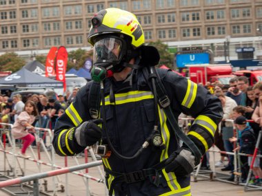 Almanya, Berlin 05 / 14 / 2022. 10. Berlin Yangın Merdivenleri. Koşan itfaiyeciler.