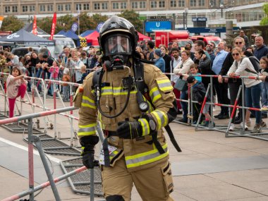 Almanya, Berlin 05 / 14 / 2022. 10. Berlin Yangın Merdivenleri. Koşan itfaiyeciler.