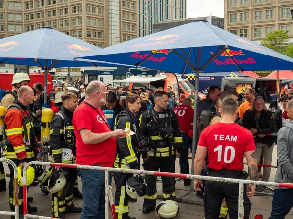 Almanya, Berlin 05 / 14 / 2022. 10. Berlin Yangın Merdivenleri. Koşan itfaiyeciler.