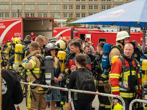 Almanya, Berlin 05 / 14 / 2022. 10. Berlin Yangın Merdivenleri. Koşan itfaiyeciler.