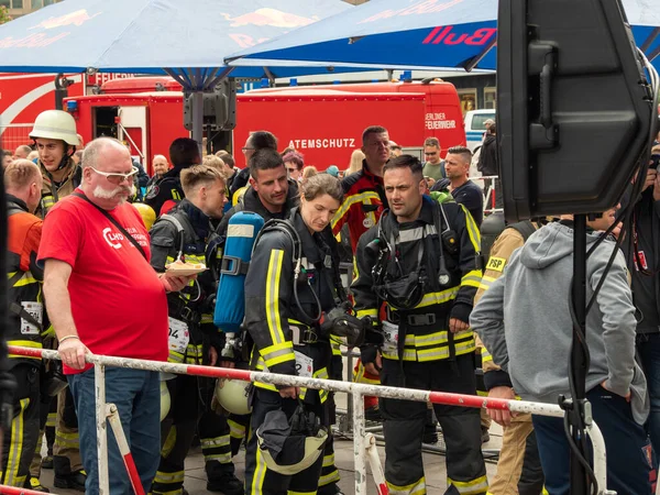 Almanya, Berlin 05 / 14 / 2022. 10. Berlin Yangın Merdivenleri. Koşan itfaiyeciler.