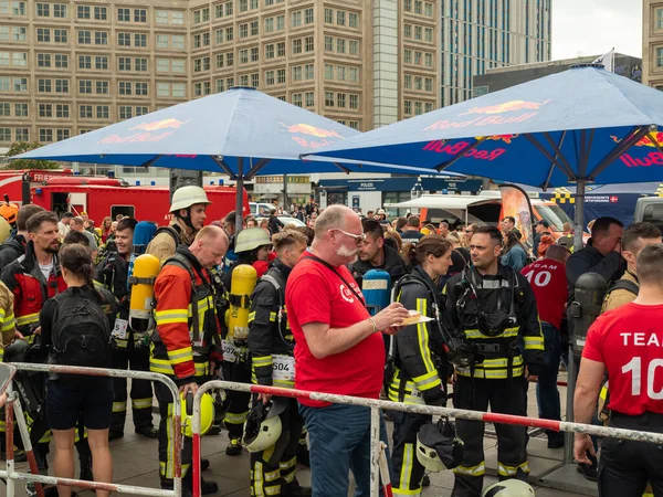 Almanya, Berlin 05 / 14 / 2022. 10. Berlin Yangın Merdivenleri. Koşan itfaiyeciler.