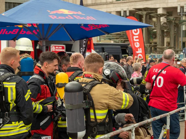 Almanya, Berlin 05 / 14 / 2022. 10. Berlin Yangın Merdivenleri. Koşan itfaiyeciler.