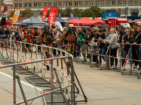 Almanya, Berlin 05 / 14 / 2022. 10. Berlin Yangın Merdivenleri. Koşan itfaiyeciler.