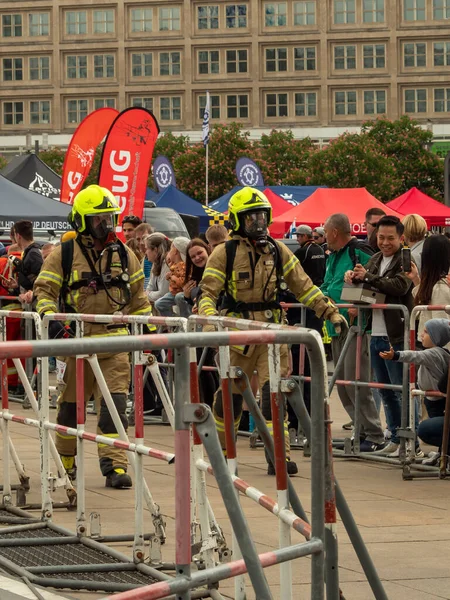 Almanya, Berlin 05 / 14 / 2022. 10. Berlin Yangın Merdivenleri. Koşan itfaiyeciler.