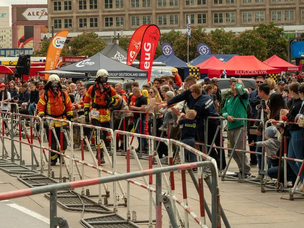 Almanya, Berlin 05 / 14 / 2022. 10. Berlin Yangın Merdivenleri. Koşan itfaiyeciler.