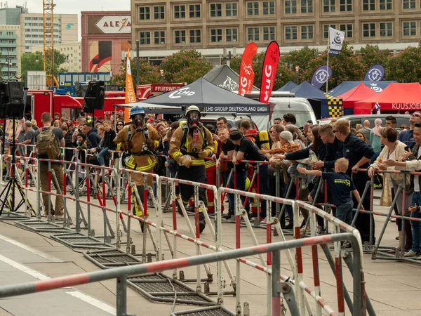 Almanya, Berlin 05 / 14 / 2022. 10. Berlin Yangın Merdivenleri. Koşan itfaiyeciler.