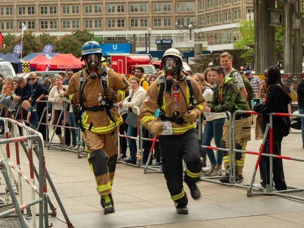 Almanya, Berlin 05 / 14 / 2022. 10. Berlin Yangın Merdivenleri. Koşan itfaiyeciler.