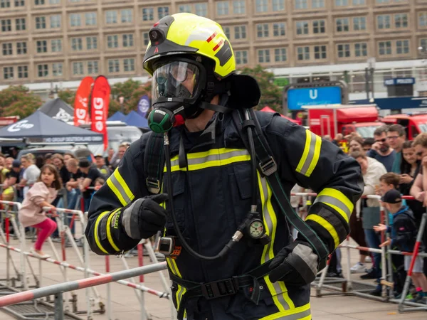 Almanya, Berlin 05 / 14 / 2022. 10. Berlin Yangın Merdivenleri. Koşan itfaiyeciler.