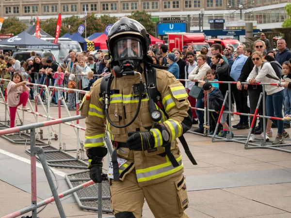 Almanya, Berlin 05 / 14 / 2022. 10. Berlin Yangın Merdivenleri. Koşan itfaiyeciler.