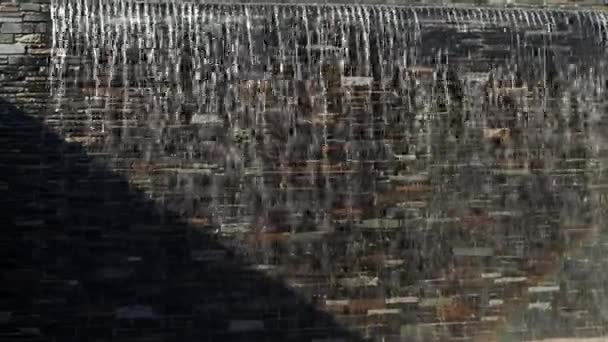 Fountain. Water flows over rocks. Water flows over the wall. — Stok video