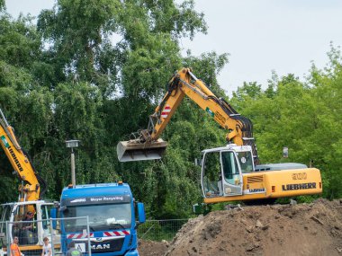 Berlin, Almanya, 17 Mayıs 2022 Bir inşaat alanında traktör. Berlin, Almanya.