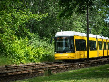 Berlin, Almanya, 17 Mayıs 2022. Demiryolu raylarında sarı tramvay. Berlin, Almanya.