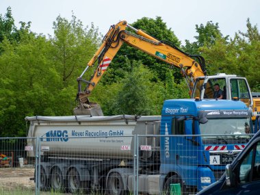 Berlin, Almanya, 17 Mayıs 2022 Bir inşaat alanında traktör. Berlin, Almanya.