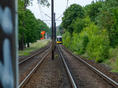 Berlin, Almanya, 17 Mayıs 2022. Demiryolu raylarında sarı tramvay. Berlin, Almanya.