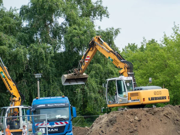 Berlin, Almanya, 17 Mayıs 2022 Bir inşaat alanında traktör. Berlin, Almanya.