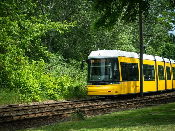 Berlin, Almanya, 17 Mayıs 2022. Demiryolu raylarında sarı tramvay. Berlin, Almanya.