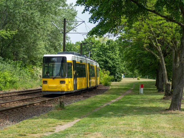 Berlin, Almanya, 17 Mayıs 2022. Demiryolu raylarında sarı tramvay. Berlin, Almanya.