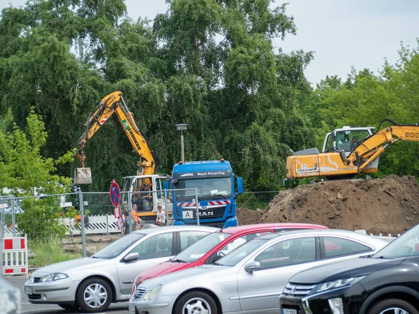 Berlin, Almanya, 17 Mayıs 2022 Bir inşaat alanında traktör. Berlin, Almanya.