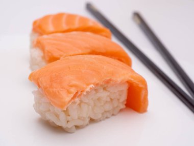 Beyaz arka planda suşi. Asya mutfağı