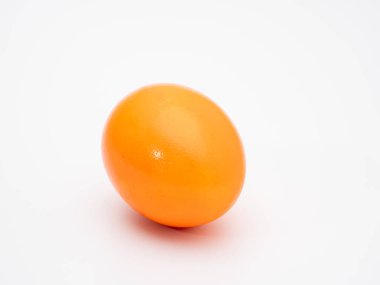 Beyaz arka planda renkli yumurtalar. Tavuk yumurtası.