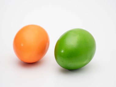 Beyaz arka planda renkli yumurtalar. Tavuk yumurtası.