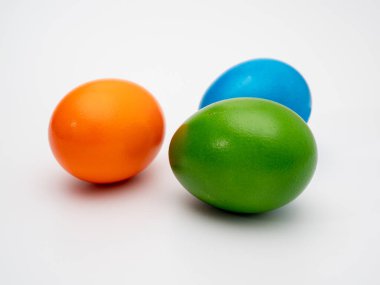 Beyaz arka planda renkli yumurtalar. Tavuk yumurtası.