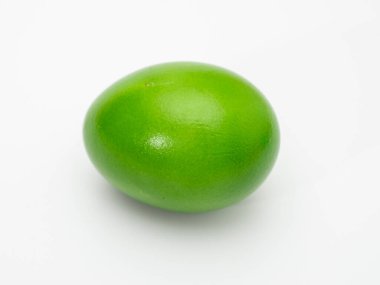 Beyaz arka planda renkli yumurtalar. Tavuk yumurtası.