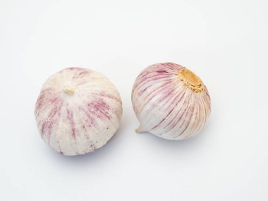 Beyaz arka planda sarımsak. Sarımsağı kapat..