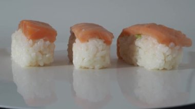Suşi beyaz arka planda döner. Sushi yakın plan..