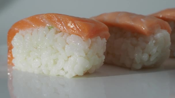Σούσι περιστρέφεται σε λευκό φόντο. κοντινό σούσι. — Αρχείο Βίντεο