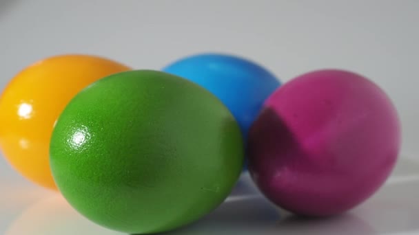 Färgade ägg rotera på en vit bakgrund. målade hönsägg närbild. — Stockvideo