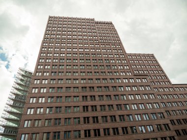 Yüksek bir binanın cephesi. Tuğla cephesi.