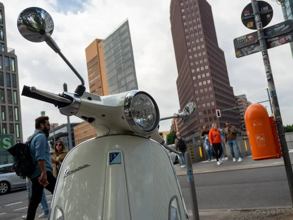 Berlin Németország Május 2022 Scooter Háttérben Felhőkarcolók Retro Moped Podzdamer — Stock Fotó