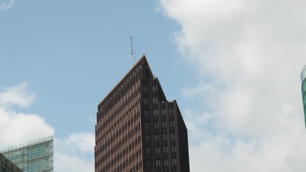 Time lapse - Regard vers un gratte-ciel d'affaires et financier avec des nuages mouvants dans le quartier financier central. — Video