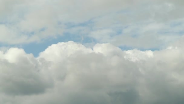 雲が空を横切って動いている 曇りの空 — ストック動画