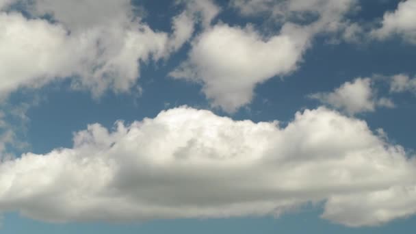 雲が空を横切って動いている 曇りの空 — ストック動画