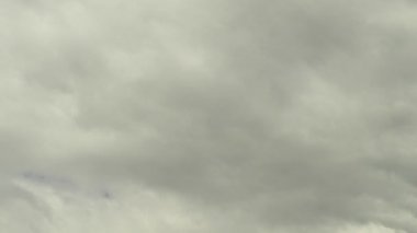 Bulutlar gökyüzünde hareket ediyor. Hava bulutlu. Kara bulutlar. Yüksek kalite 4k görüntü