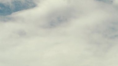 Bulutlar gökyüzünde hareket ediyor. Hava bulutlu. Kara bulutlar. Yüksek kalite 4k görüntü