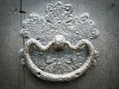 South Star 'da bir kilisede antik kapı tokmakları. Berlin 'deki eski kilise..