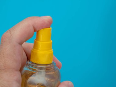 Güneş spreyi. Güneş koruması. Cilt bakımı. Cilt güneşten korunuyor..