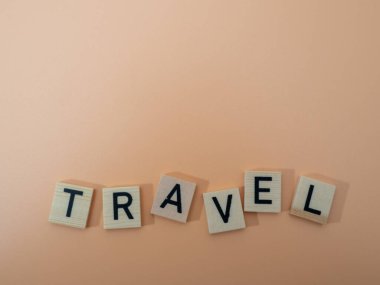 Tahta harflerle (seyahat), tatil ve seyahat kavramı